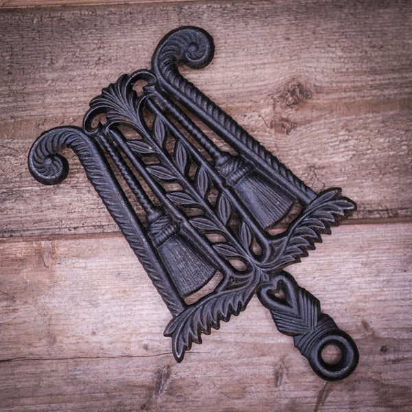 GRISWOLD - Tassle and Grain Trivet